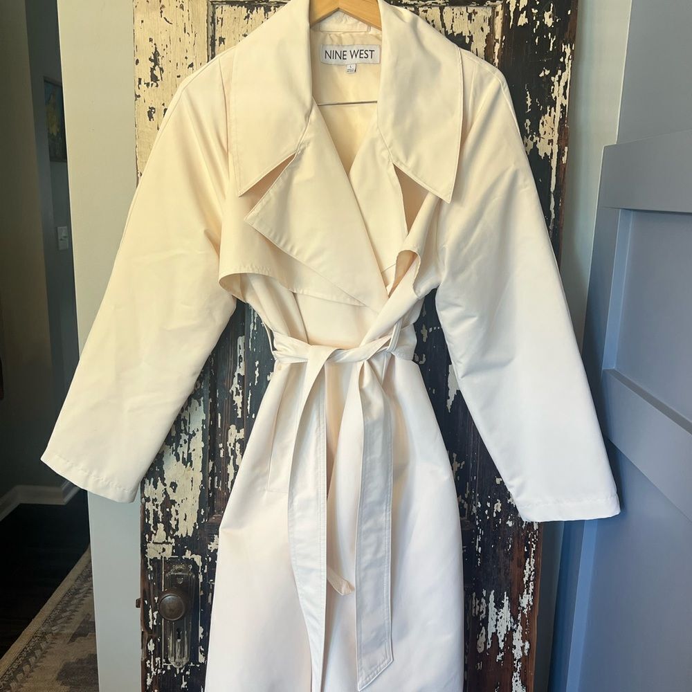 Nine West gorgeous Ivory Belted trench Coat w pockets. Elegant. Size Large.